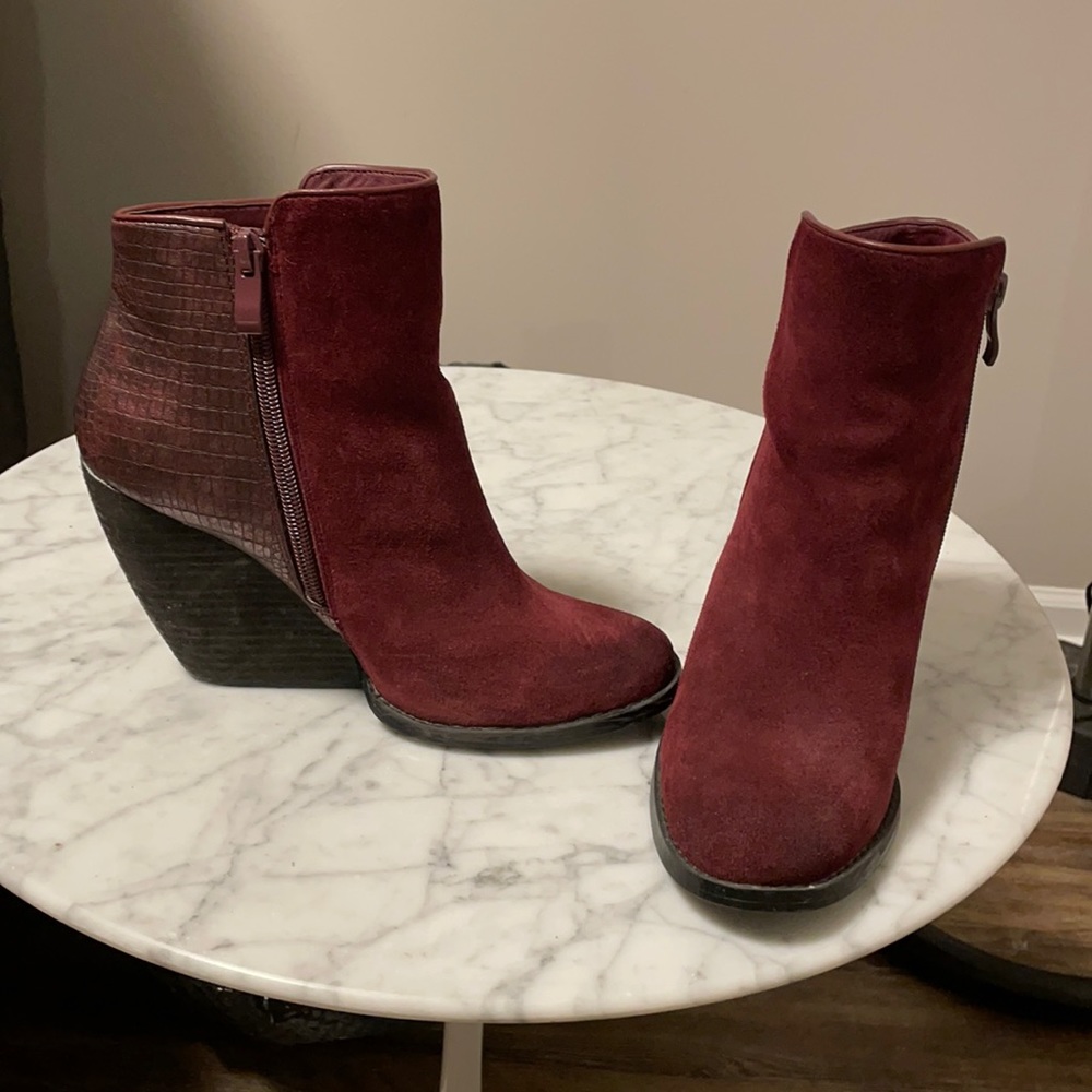 Very volatile size 6 Burgundy ankle boot